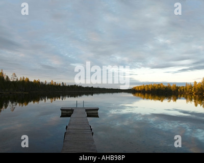 noch See wie Spiegel mit Steg in Finnland Stockfoto
