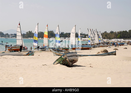 Sport-Segelboote am Strand zusammen in Hammamet in Tunesien Norden Stockfoto