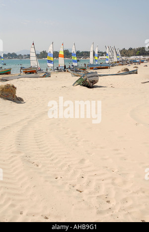 Fischerboote und Freude Sport-Segelboote am Strand von Hammamet im Norden Tunesien Stockfoto