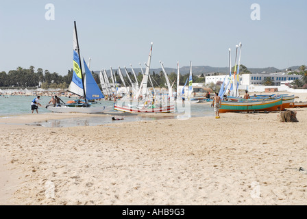 lokalen Angelboote/Fischerboote und Besuch Sport Segelboote am Strand zusammen in Hammamet in Tunesien Norden Stockfoto