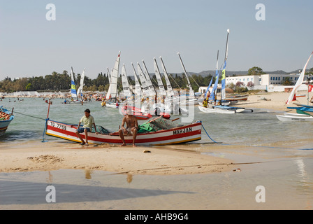 Fischerboote und Freude Sport-Segelboote am Strand von Hammamet im Norden Tunesien Stockfoto