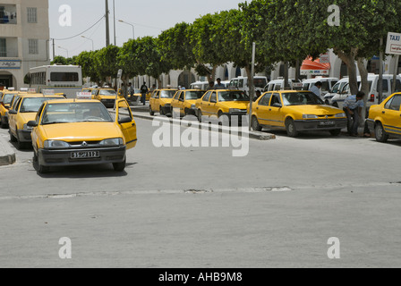 gelbe Taxis warten auf den Straßen von Gabes in zentralen Tunesien Stockfoto
