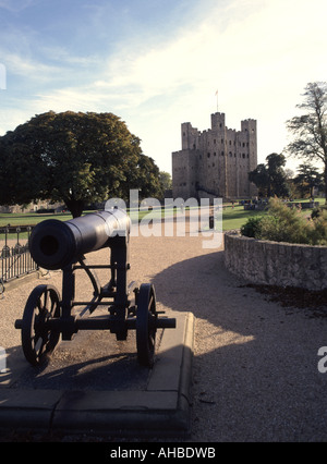 Alte Kanone Kanone auf Schotterweg in Landschaftsgarten mit Historische mittelalterliche Wahrzeichen Ruine aus Stein halten Fort Gebäude Rochester Castle Kent England Großbritannien Stockfoto