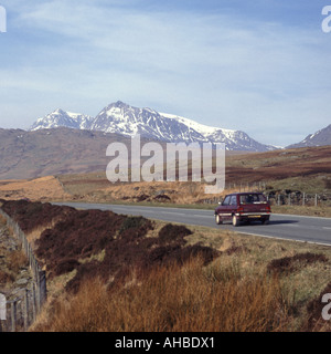 Autofahren in Snowdonia auf menschenleeren Straßen im Spätfrühling Frühsommer Snowdon Bereich jenseits Stockfoto