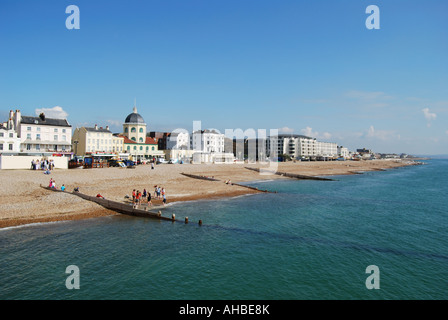 Strand und Promenade Blick von Worthing Pier, Worthing, West Sussex, England, Vereinigtes Königreich Stockfoto