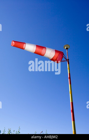 weiße und rote Windsack gegen blauen Himmel Stockfoto