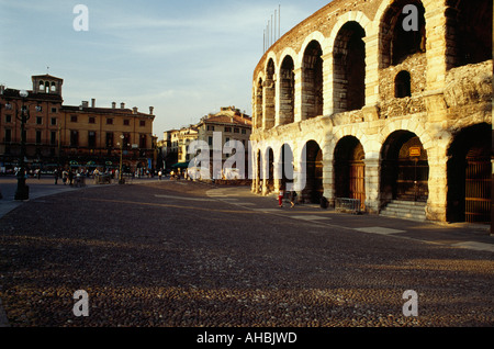 Römische Amphitheater Verona Piazza Bra im frühen Abendlicht Italien Stockfoto