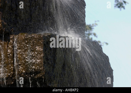 Spritzwasser auf die Quellsteine Stockfoto