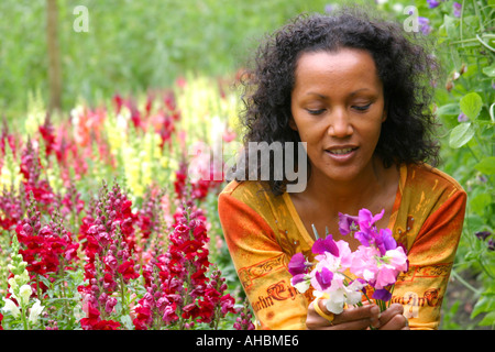 Schöne Suriname Frau im Garten Stockfoto