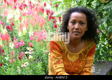 Schöne Suriname Frau im Garten Stockfoto