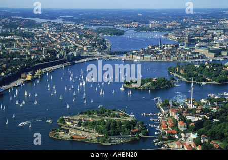 Luftaufnahme von Stockholm über Djurgarden mit Segelbooten auf Saltsjön Gewässern ist eine Bucht der Ostsee Stockfoto