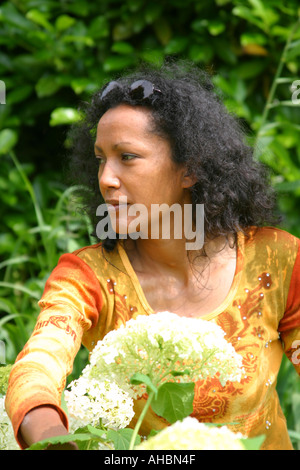 Schöne Suriname Frau im Garten Stockfoto