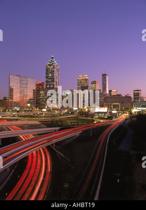 Skyline von Atlanta Civic Center mit Autobahnen, 75 und 85 in der Dämmerung Stockfoto