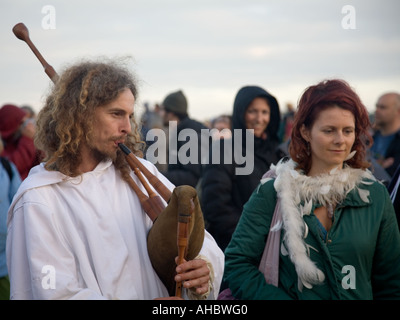 Druiden spielen Rohre im Sommer Soltice Stonehenge UK Europe Stockfoto