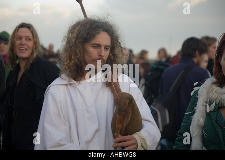 Druiden spielen Rohre im Sommer Soltice Stonehenge UK Europe Stockfoto