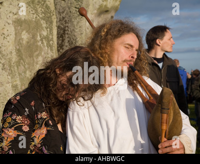 Druiden spielen Rohre auf der Sommer-Sonnenwende Stonehenge UK Europe Stockfoto