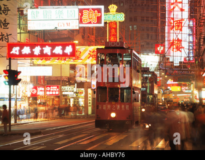 Straßenbahnen und Verkehr in der Nacht auf Hennessy Raod in Causeway Bay Hong Kong Stockfoto