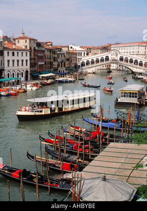 Gondeln und Taxi-Boote am Canal Grande mit der Rialtobrücke in Venedig Stockfoto