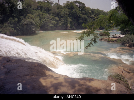 Intensive türkis frischen Kaskade Sonne Naturlandschaft Agua Azul Light Blue Wasserfälle Chiapas Mexiko zentrale Lateinamerika Stockfoto