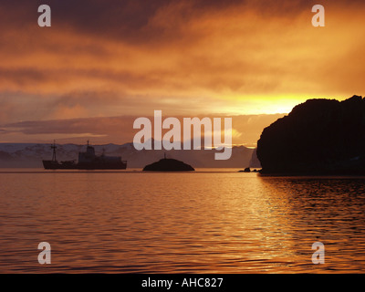 Sonnenaufgang über Maxwell Bay King George Island, Antarktis A Schiff ist in der Bucht vor Anker. Stockfoto