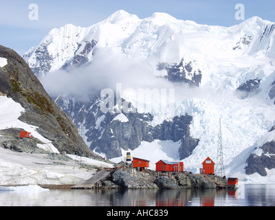 Die Almirante Brown-Forschungsstation in Paradise Harbor Antarctica The Almirante Brown base base gehört zu Argentinien Stockfoto