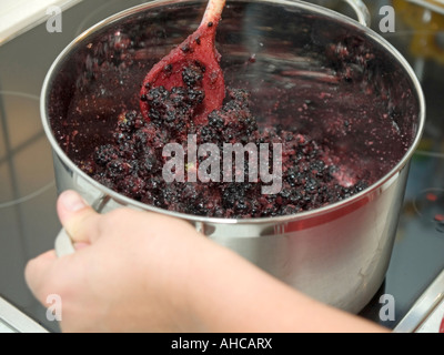 Konfitüre aus Heidelbeeren machen im Kochtopf auf Herd Herr Stockfoto