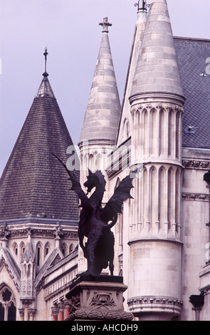 Dragon-Emblem von der City of London – stehen oben auf der Temple Bar am Fleet Street vor der Royal Courts of Justice, City of London Stockfoto