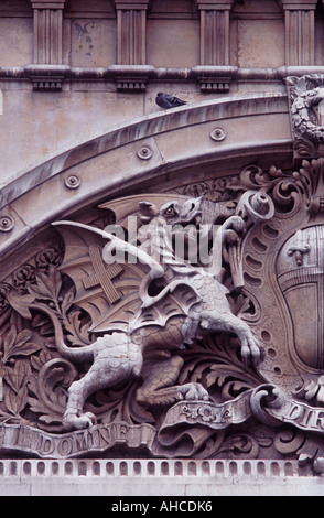 Dragon-Detail im Wappen der Stadt von London geschnitzt, über Eingang zur Smithfield Market, City of London, England Stockfoto