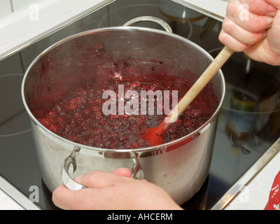 Konfitüre aus Heidelbeeren machen im Kochtopf auf Herd Herr Stockfoto