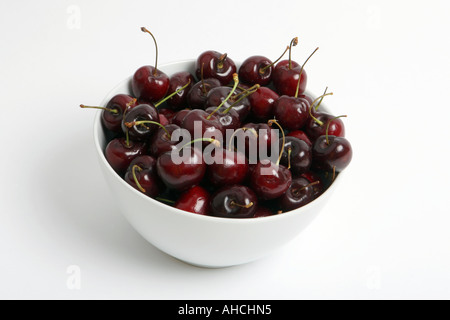 Schüssel Kirschen auf weißem Hintergrund Stockfoto