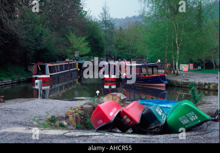 Lastkähne und umgedrehten Ruderboote auf der Somerset Kohle-Kanal Dundas Somerset, England UK Stockfoto