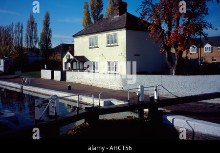 Schleusenwärter Hütte oben sperrt am Grand Union Canal Southall Middlesex, England UK Stockfoto