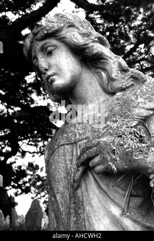 Hoher Kontrast mono Bild der Friedhof Grabstein Figur des melancholischen Frau Stockfoto