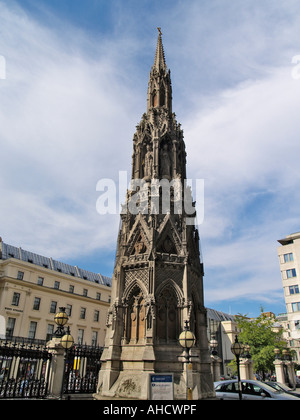 Neo-gotische Nachbildung der Eleanor Cross steht, die jetzt auf dem Vorplatz des Charing Cross Station London Stockfoto