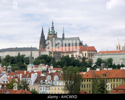 Turmspitzen der St Vitus Cathedral ragen Hradschin Burg Mala Strana und dem Fluss Moldau Prag Tschechische Republik Europa EU Stockfoto