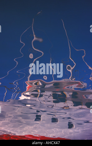 Yacht spiegelt sich im Wasser, Queens Marina, Gibraltar. Stockfoto