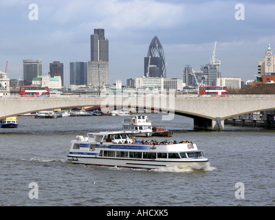 Ausflugsboot auf der Themse mit Waterloo Bridge und einem Blick in die Stadt im Hintergrund Stockfoto