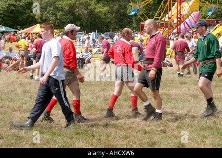 Tauziehen-Teams gratulieren einander nach einem Match am Cranleigh und South Eastern Agricultural Society Show August 2006 Stockfoto