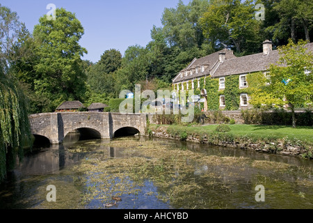 Brücke über den Fluss Coln in der Nähe von Swan Hotel in Bibury Cotswolds UK Stockfoto