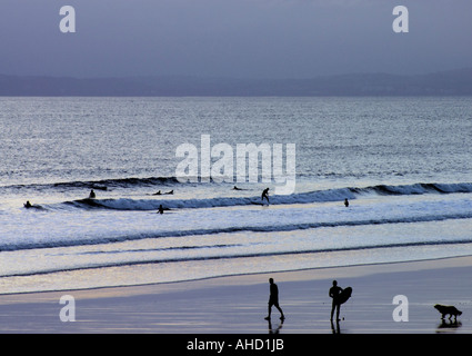 Rest Bay Porthcawl in der Dämmerung mit dem Surfen auf den brechenden Wellen Stockfoto