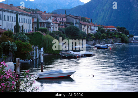 Boote und ein typisches Fischerdorf am Ufer des Comer See, Italien Stockfoto