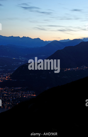 Die italienischen Alpen rund um den Comer See in der Dämmerung Stockfoto