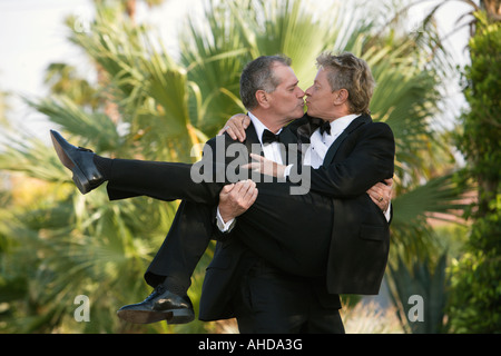 Homosexuell Brautpaar küssen Stockfoto