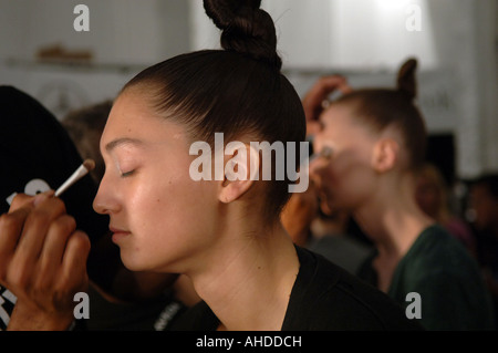 Backstage bei der Laufstegshow Sammlung Marc Bouwer Modelle zeigen während der New York Fashion Week Stockfoto