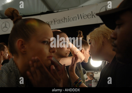 Backstage bei der Laufstegshow Sammlung Marc Bouwer Modelle zeigen während der New York Fashion Week Stockfoto