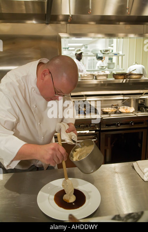 Detroit Michigan A Chef bereitet ein Gericht im Wolfgang Puck Grille im MGM Grand casino Stockfoto