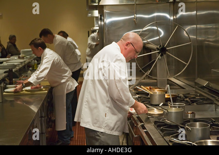 Detroit Michigan A Chef bereitet ein Gericht im Wolfgang Puck Grille im MGM Grand casino Stockfoto