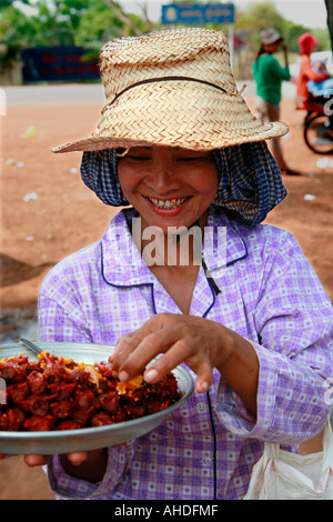 Khmer Frau verkaufen Vogelspinne Spinnen am Skuon, (Spiderville), auf SH6 Autobahn zwischen Phnom Penh und Siem Reap, Kambodscha. Stockfoto