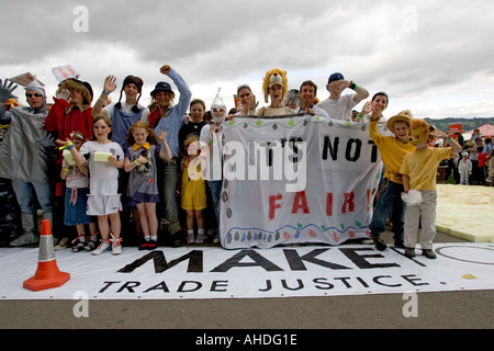 Massen von Menschen mit Fahnen folgen die yellow Brick Road bei Make Poverty History Demonstration Greenbelt 2005 UK Stockfoto