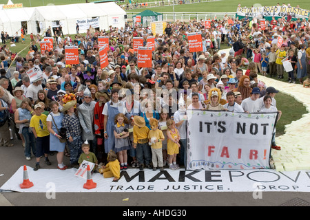 Massen von Menschen mit Fahnen folgen die yellow Brick Road bei Make Poverty History Demonstration Greenbelt 2005 UK Stockfoto